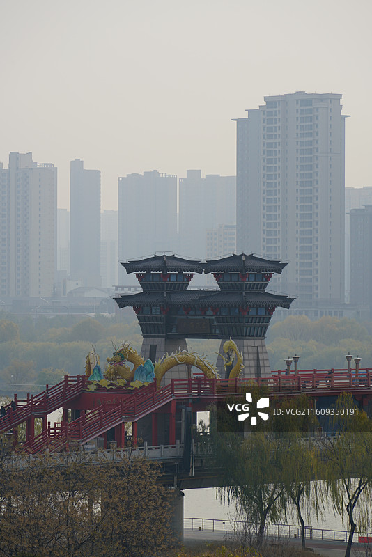 咸阳湖古渡廊桥古今同框城市建筑图片素材