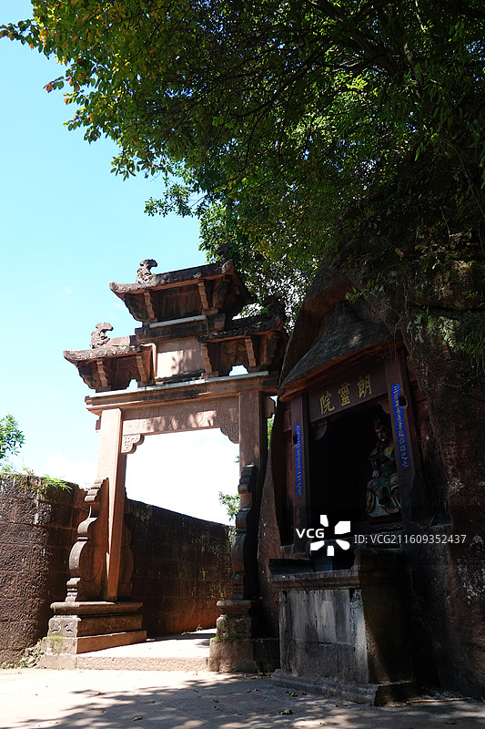 安徽省黄山市休宁县齐云山：风虎关牌坊朗灵院图片素材