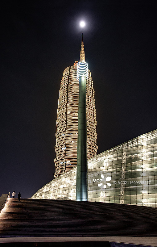 郑州市郑东新区CBD河南艺术中心与大玉米楼夜景图片素材