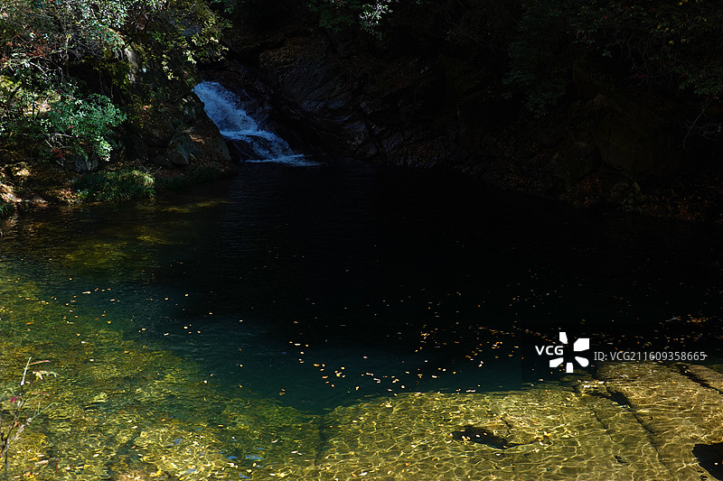四川省巴中市南江县光雾山诺水河世界地质公园：十八月潭景区秋色：赵公潭图片素材