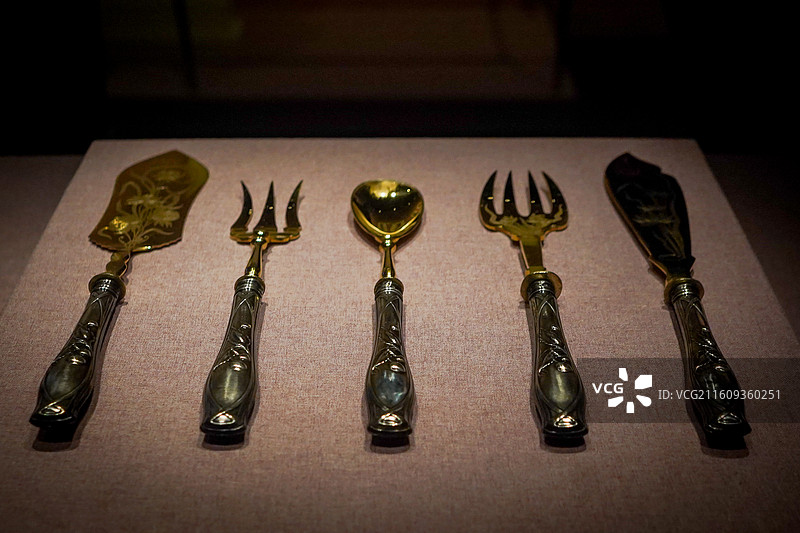 新艺术运动中的餐具套装图片素材