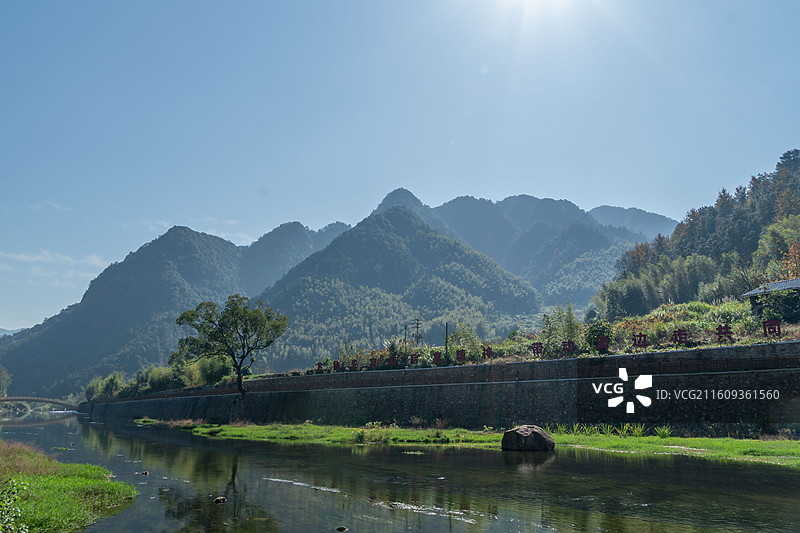 杭州淳安下姜村，山间溪流原生态的乡村环境图片素材