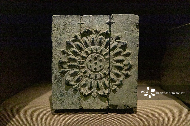 常州博物馆圆形莲花纹砖  南朝(420~589年)  1976年常州浦前戚家村出土图片素材