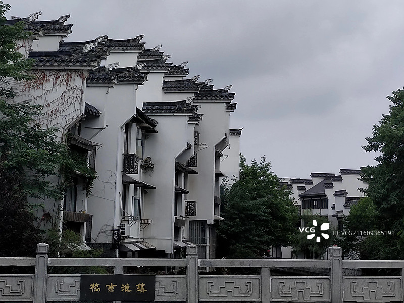 南京镇淮东桥畔的古韵建筑图片素材