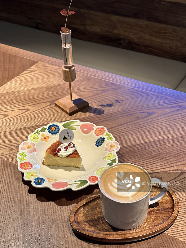拿铁&巴斯克蛋糕图片素材