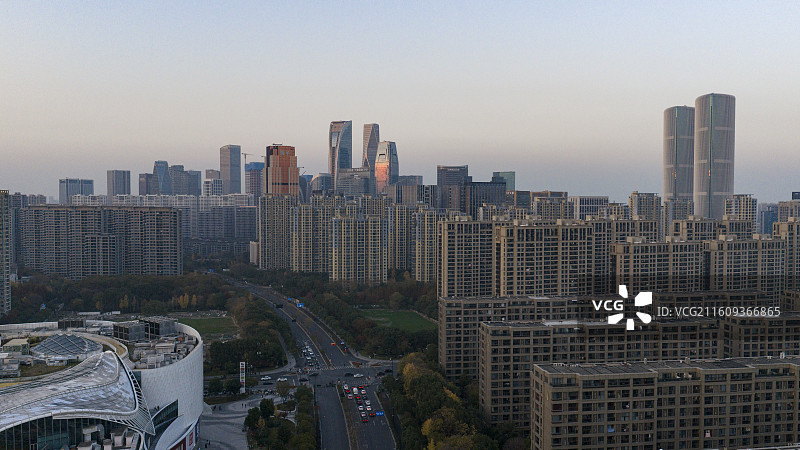 城市天际线，高楼林立，车水马龙，繁华都市风光图片素材