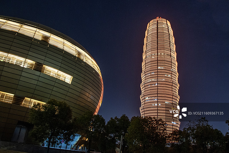 郑州市郑东新区CBD河南艺术中心与大玉米楼夜景图片素材