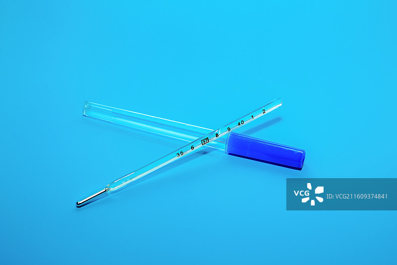 蓝色背景上的医疗设备水银温度计d特写镜头图片素材