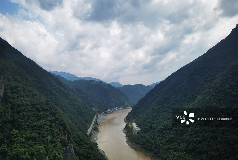 陕西省汉中市略阳县嘉陵江峡谷河谷：北宝成铁路隧道图片素材