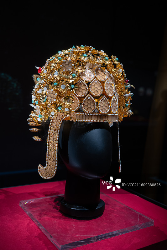 隋炀帝萧后凤冠复制品——扬州中国大运河博物馆藏古代金冠珍品图片素材