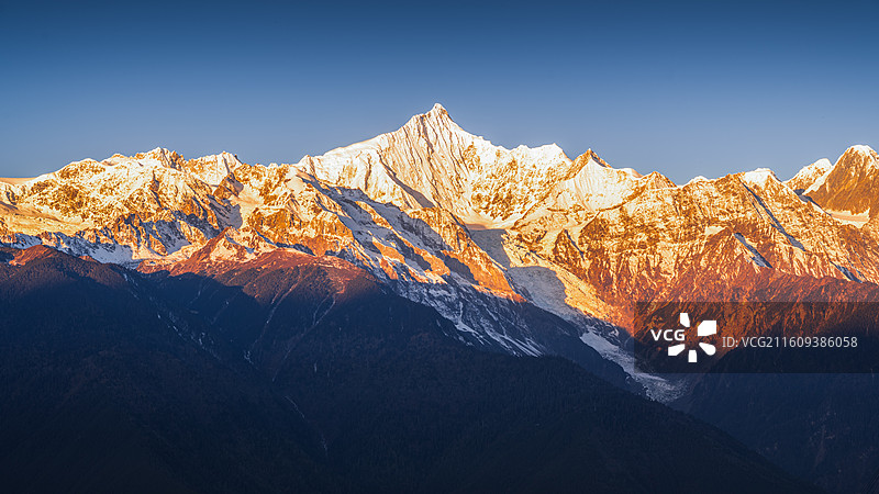梅里雪山卡瓦格博日照金山飞来寺视角图片素材