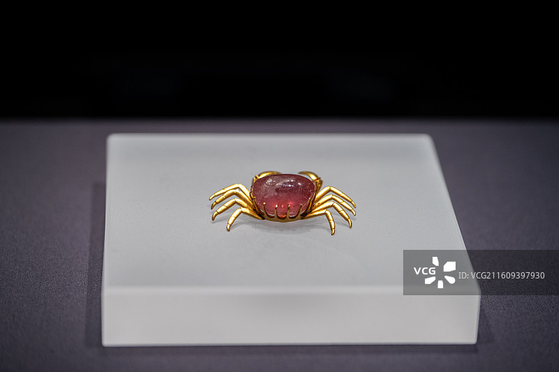 清代碧玺石金螃蟹文物图片素材