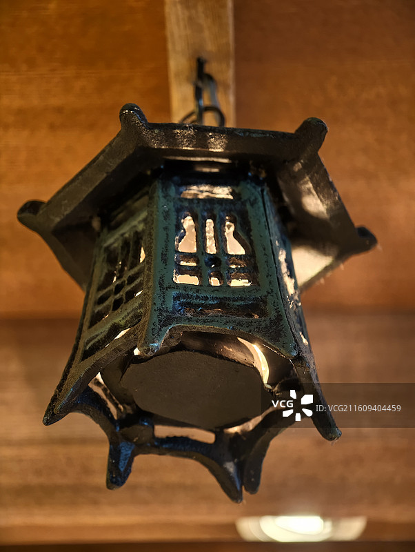 屋顶的灯笼的特写镜头图片素材