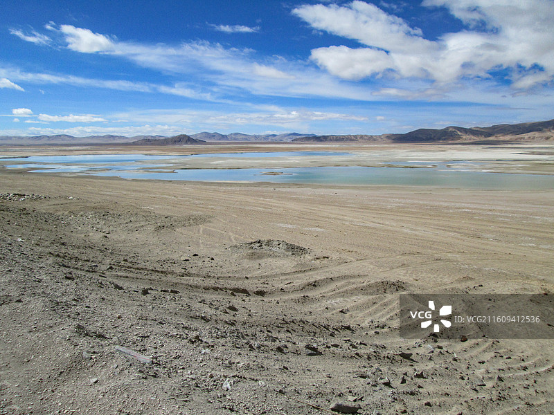 干旱地带的小水域景观图片素材