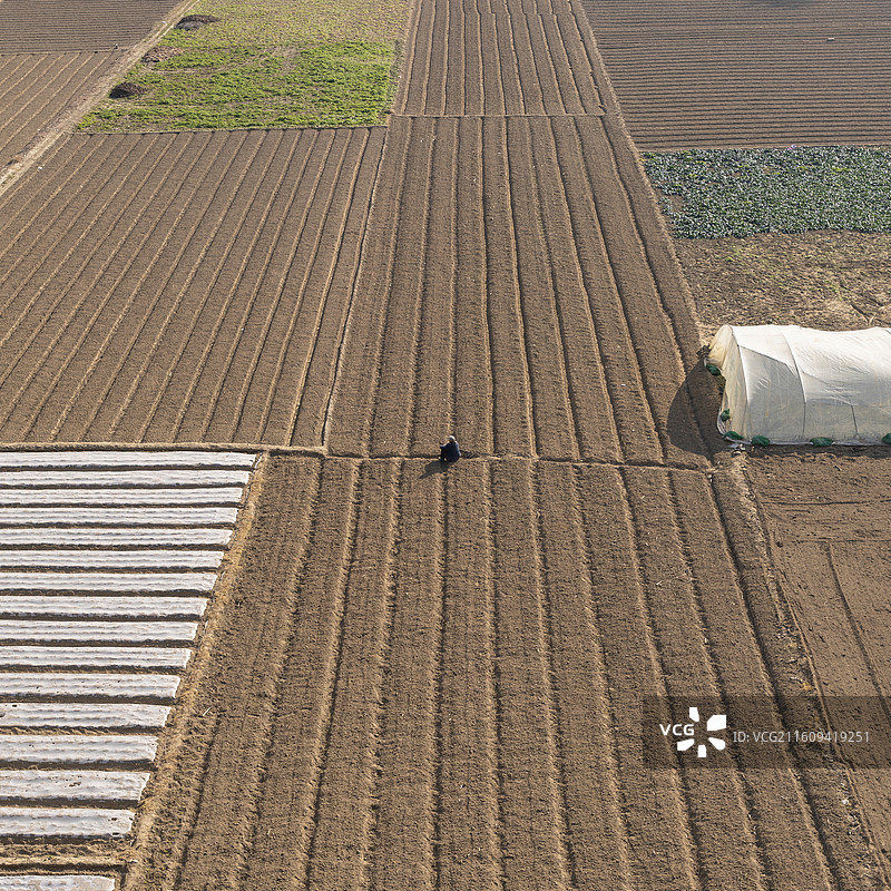 一名老人坐在田间休息图片素材