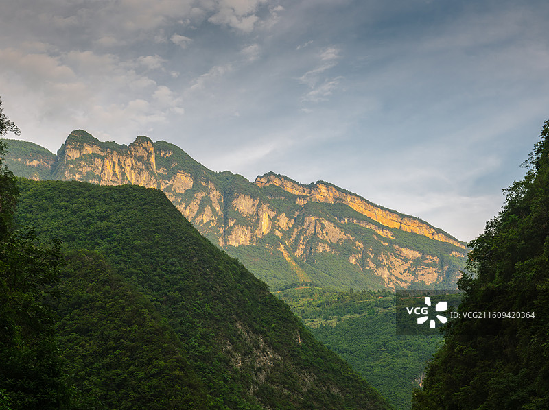 巫山，夕阳中的当阳大峡谷图片素材
