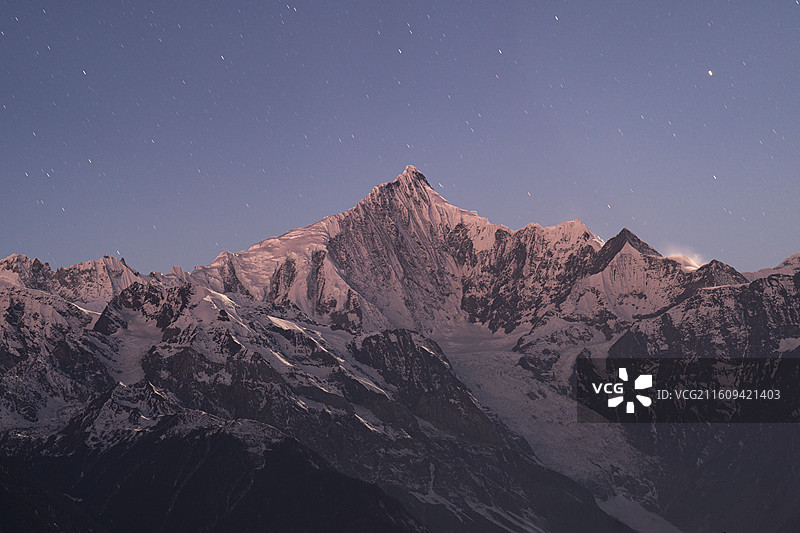 云南香格里拉梅里雪山卡瓦格博星轨图片素材
