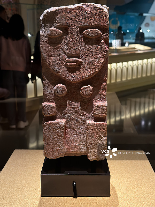 女性蹲伏雕像，阿拉伯半岛，科威特王室珍藏展图片素材