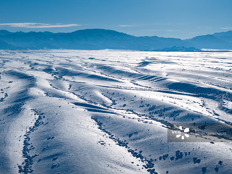 冬季雪原公路航拍图片素材