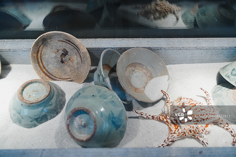 青岛胶南海域出水的宋代沉船瓷器  山东省青岛市针路航海博物馆展品图片素材