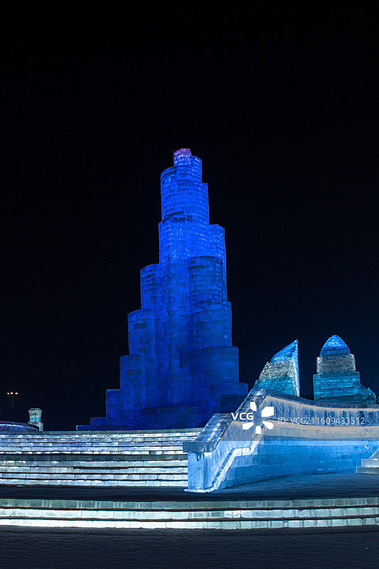 中国黑龙江哈尔滨冰雪大世界游乐场夜景 阿联酋哈利法塔冰雕建筑彩色灯光图片素材