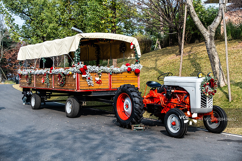 麓客岛，圣诞布置拖拉机图片素材
