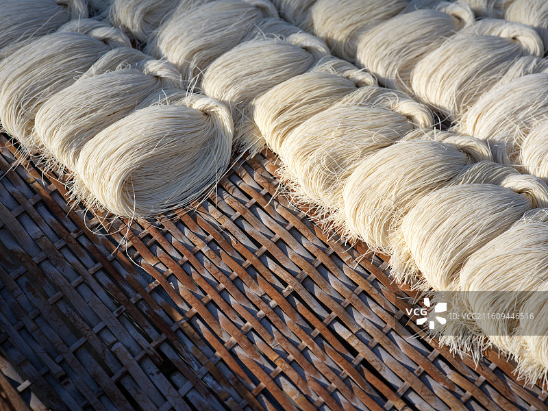 竹制晒架上晾晒的手工面线图片素材