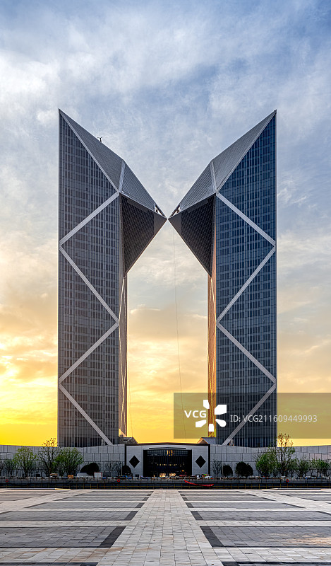 上海滴水湖国际中心日出朝阳金色景观 中银金融中心双子楼 临港新城双十一大厦图片素材