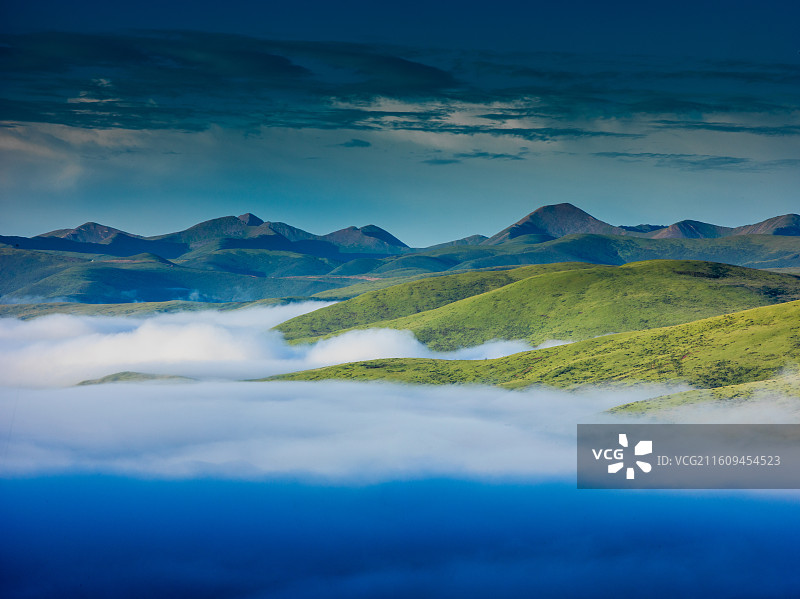 四川省甘孜藏族自治州色达县洛若镇的色达坛城被云雾温柔萦绕图片素材