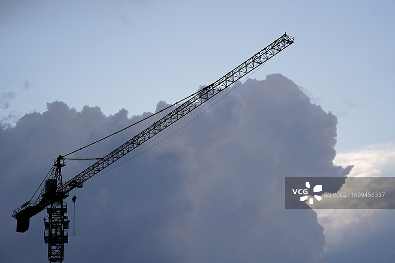 乌云与塔吊，建筑图片素材