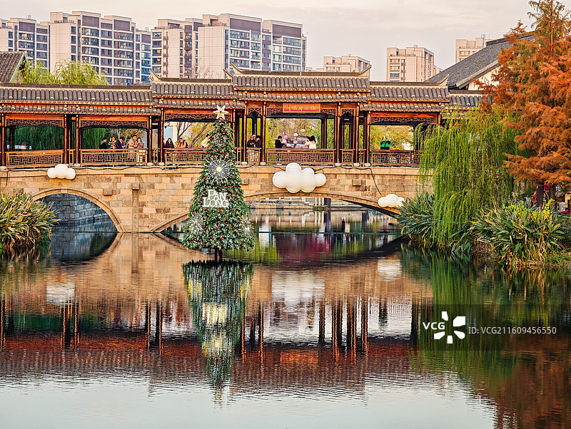 上海蟠龙新天地烟雨廊桥秋天十二月风光，湖中有圣诞树，杉树也红了（原上海青浦蟠龙天地，蟠龙古镇）图片素材