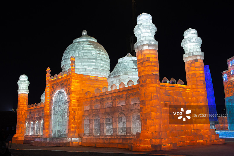 中国黑龙江哈尔滨冰雪大世界游乐场夜景 巴基斯坦的巴德夏希清真寺冰雕建筑彩色灯光图片素材