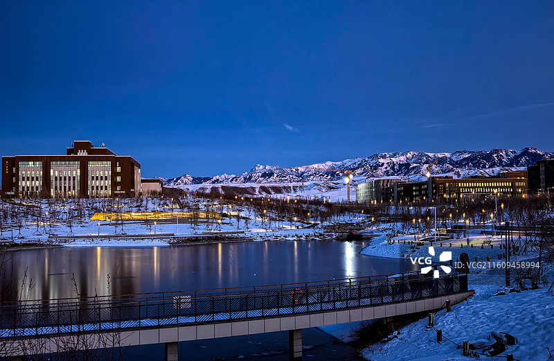 新疆大学博达校区蓝调时刻，博格达峰的矗立与凝望，雪后静谧氛围感时刻图片素材