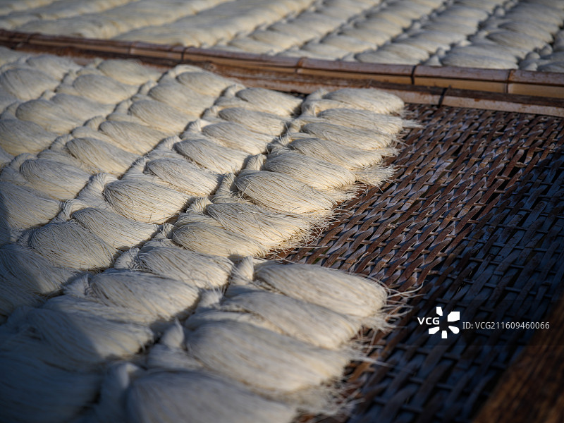 竹制晒架上晾晒的手工面线图片素材