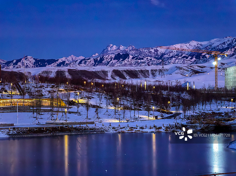 新疆大学博达校区蓝调时刻，博格达峰的矗立与凝望，雪后静谧氛围感时刻图片素材