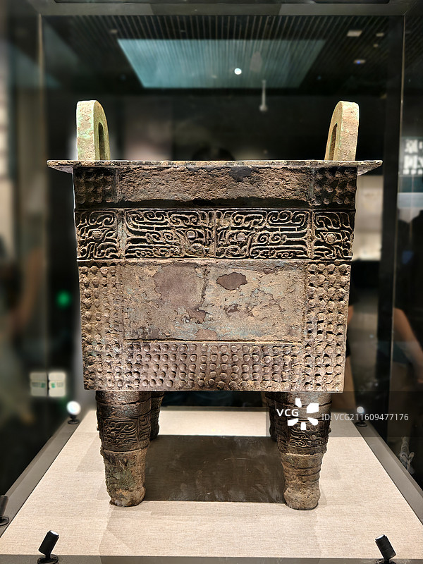 河南博物院商代前期兽面乳钉纹铜方鼎图片素材