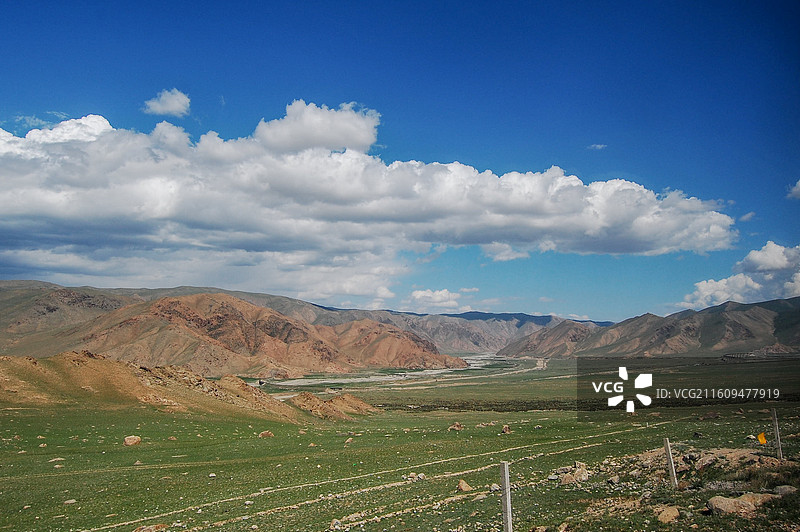 蓝天之下广阔草原与远山图片素材