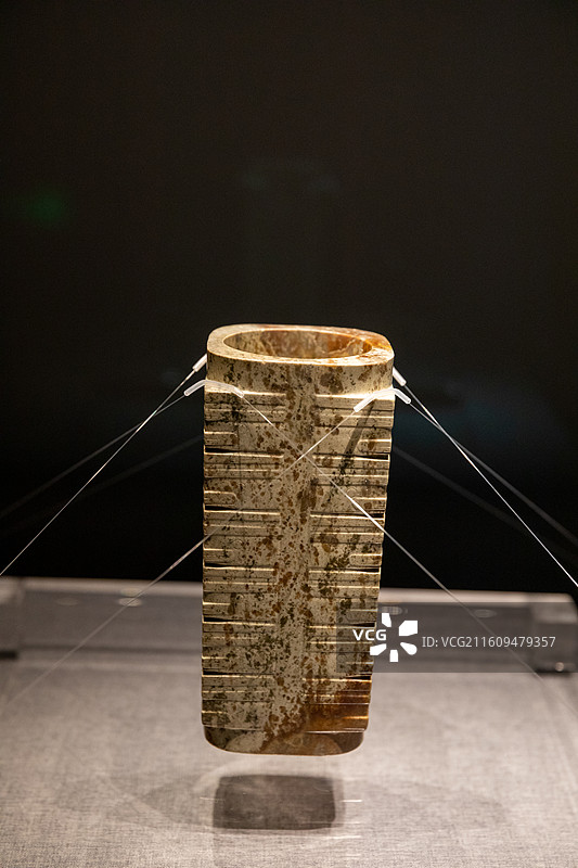 常熟博物馆 人面纹玉琮 新石器时代 良渚文化 1983年常熟张桥嘉菱荡遗址出土图片素材