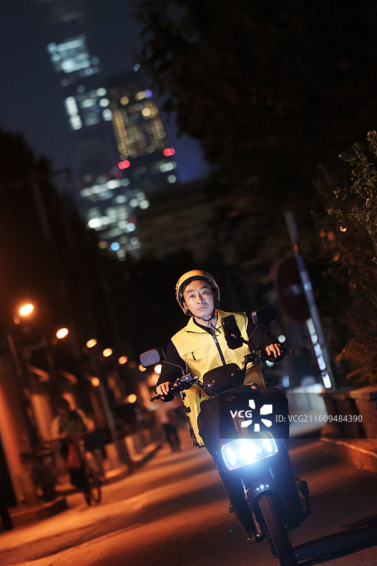 夜骑外卖员图片素材