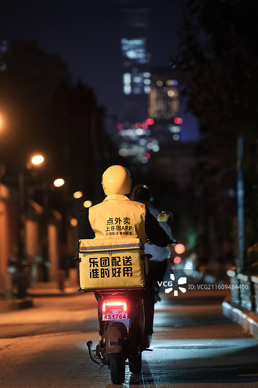 夜骑外卖员图片素材