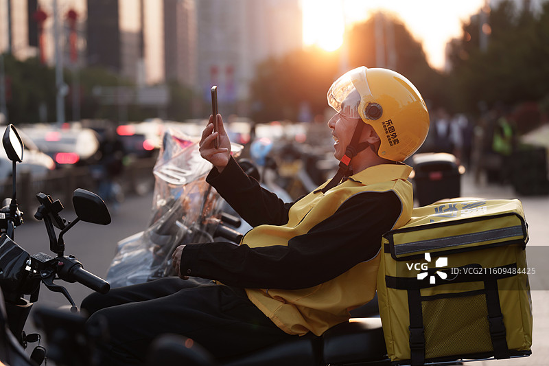 中年男子送外卖配送图片素材