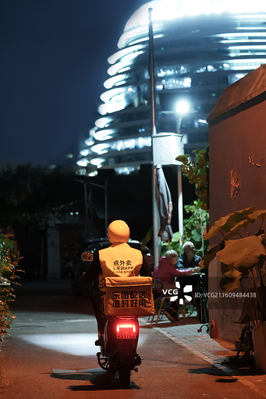 夜骑外卖员图片素材