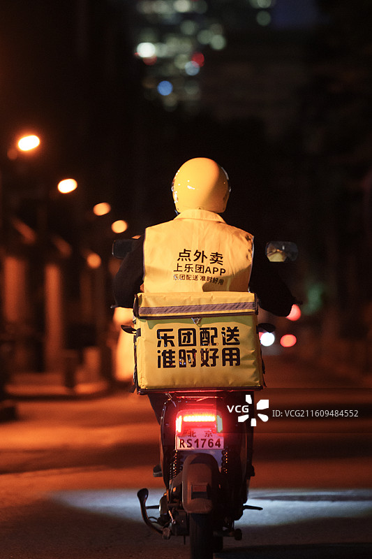 夜骑外卖员图片素材