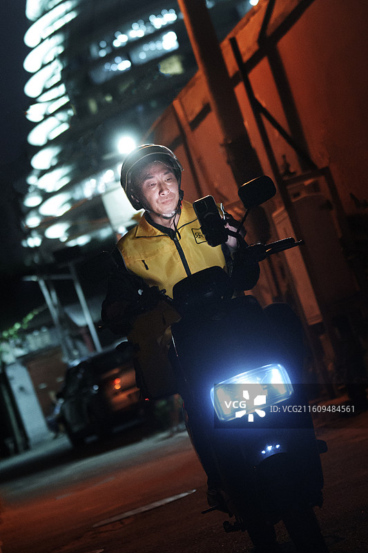 夜骑外卖员图片素材