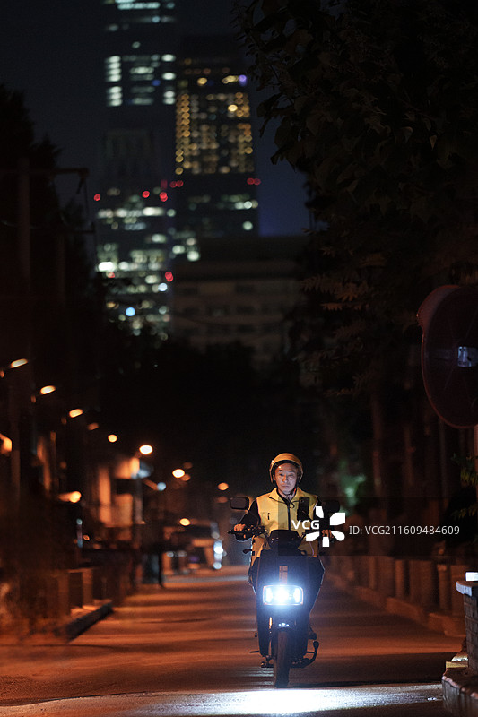 夜骑外卖员图片素材