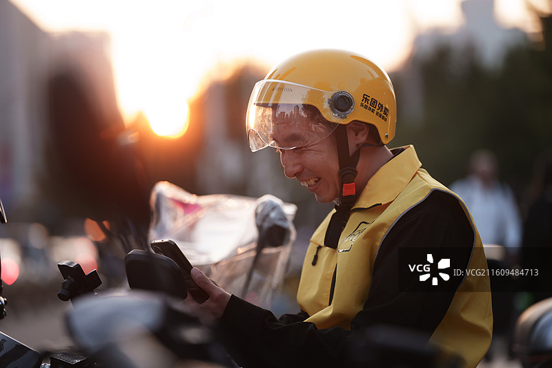 外卖员街头用餐图片素材