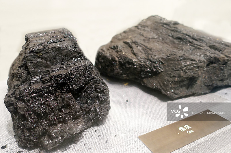 山东枣庄铁道游击队纪念馆内的展品 煤块图片素材