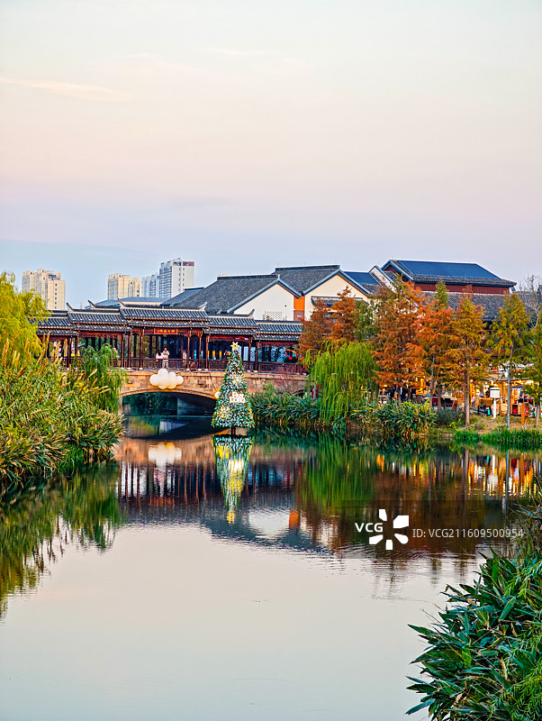 上海蟠龙新天地烟雨廊桥秋天十二月风光，湖中有圣诞树，杉树也红了（原上海青浦蟠龙天地，蟠龙古镇）图片素材