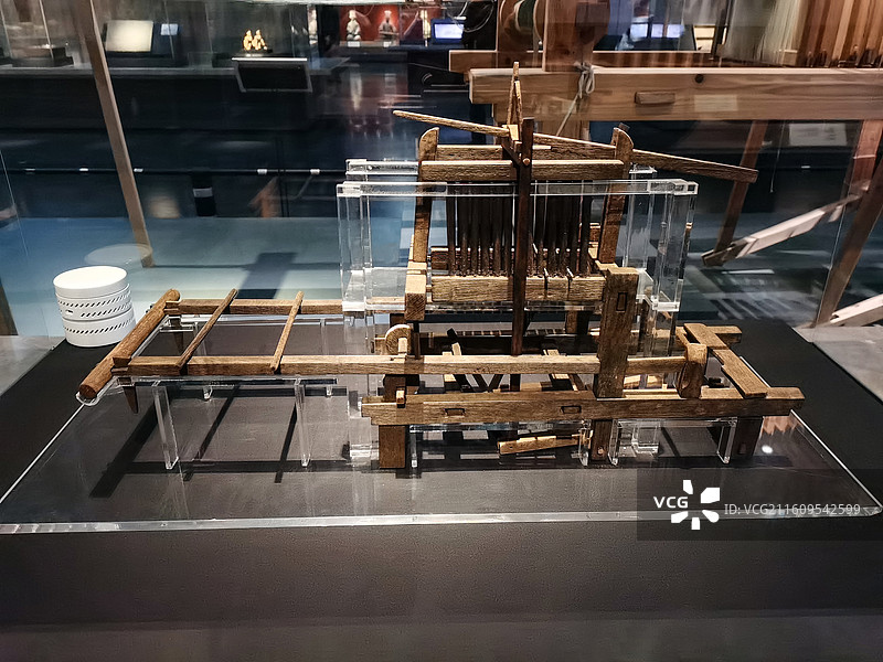 西汉 连杆型-勾多综提花木织机 成都老官山汉墓出土图片素材