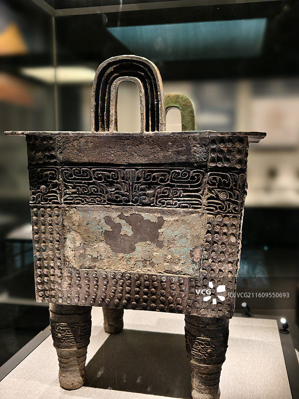 河南博物院商代前期兽面乳钉纹铜方鼎图片素材